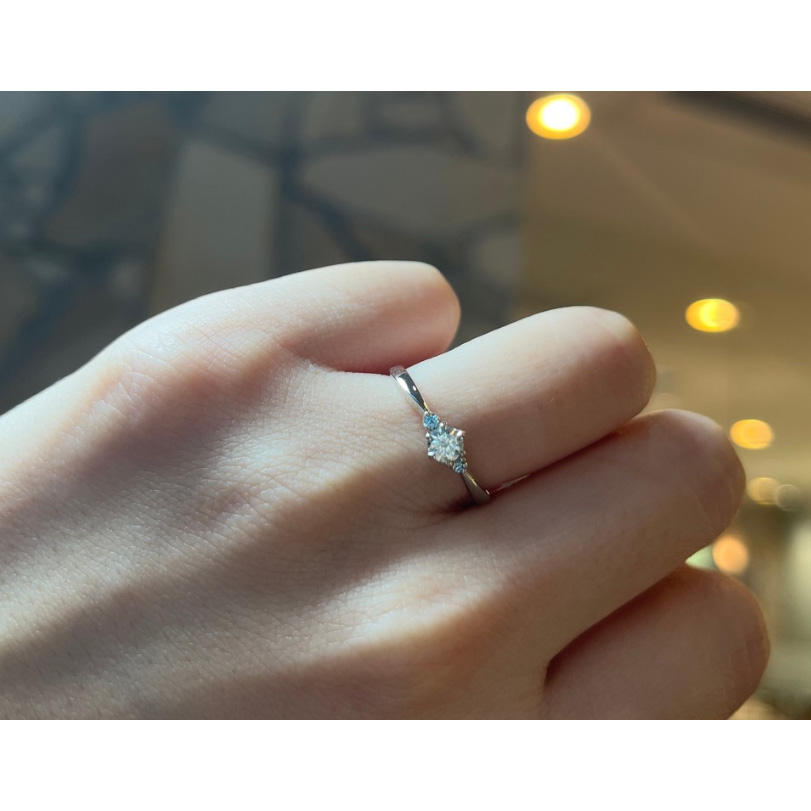 【オンライン限定・ケース付】ciel シエル Pt900 0.18ct お急ぎ納品 センターダイヤ付 アイスブルーダイヤメレ ケース付